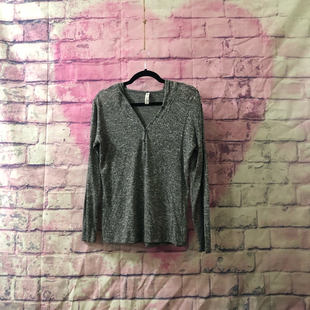 quarter sleeve hooded tee shirt